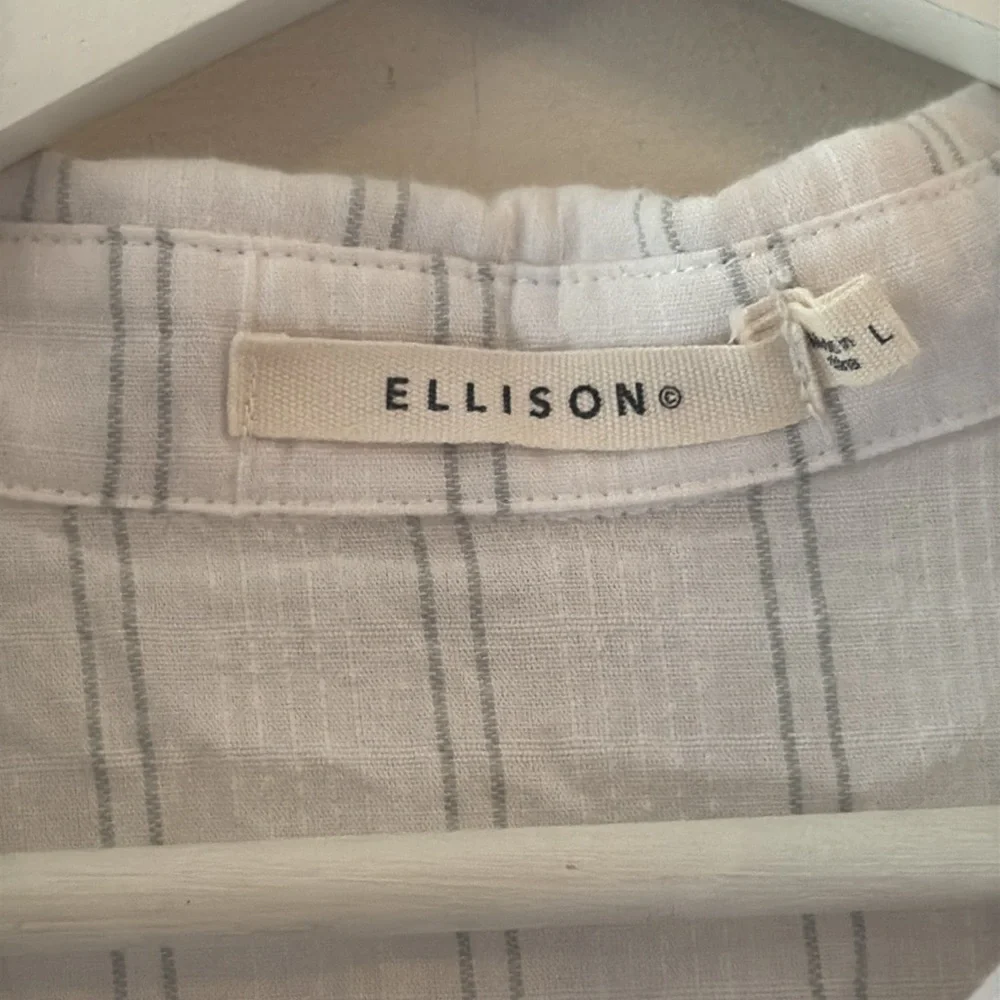 Ellison Ruffle Sleeve Button Up Blouse Size Large - Picture 3 of 6